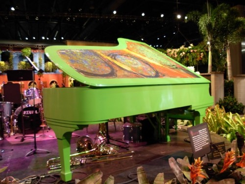 Dale Chihuly Piano at Philadelphia Flower Show 2008. Photo by Wayne Stratz.