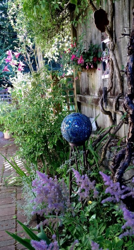 Smiling Blue Skies Mosaic Gazing Ball by Margaret Almon. Photo by Suzi Beber.